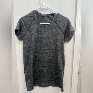 Lululemon Women’s Gray/ Blk Striped Short Sleeve Top Size M